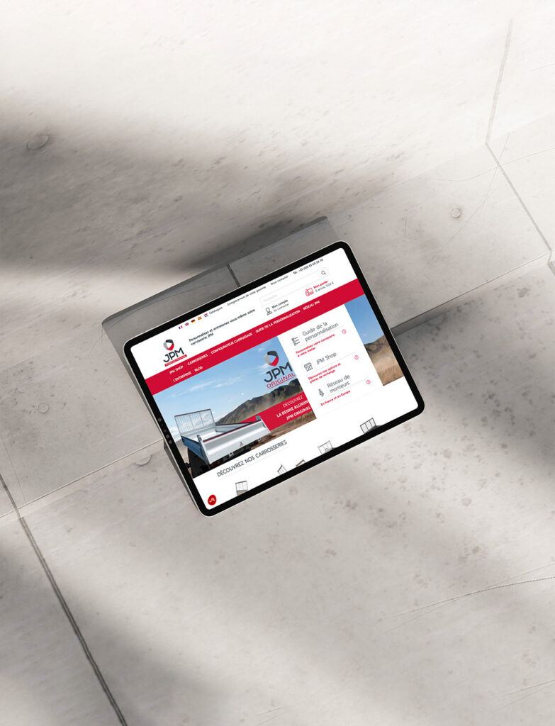 tablette avec le site jpm dans un décor en béton