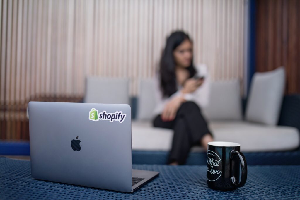 laptop-with-shopify-sticker migration vers shopify
