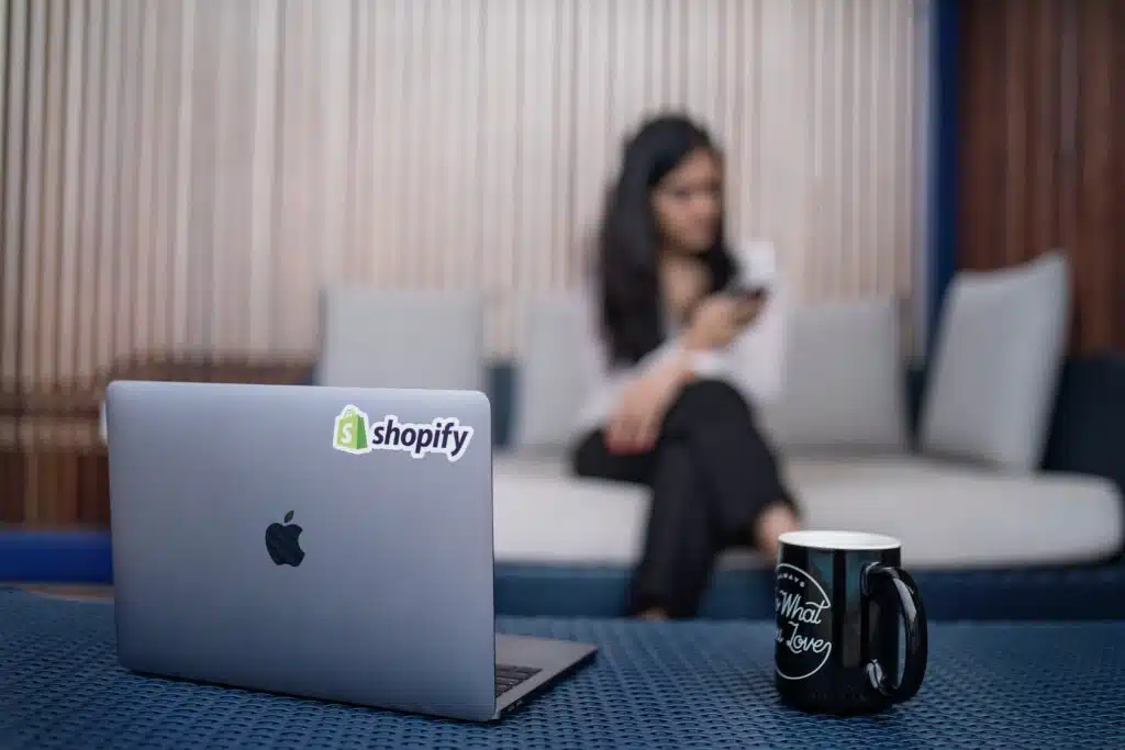 laptop-with-shopify-sticker migration vers shopify
